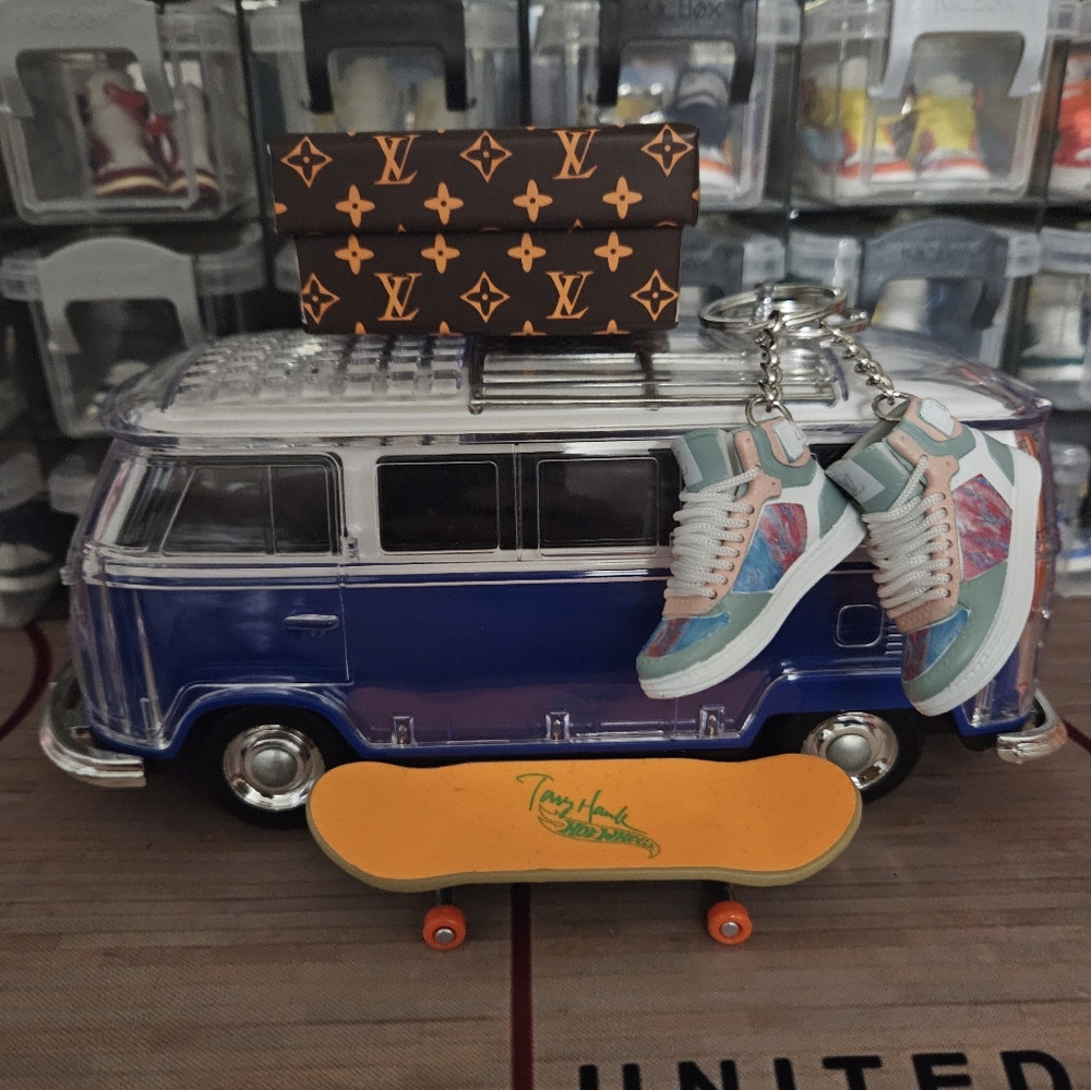 Fashion pair of mini sneakers keychain. - Picture 7 of 8